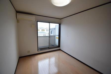 エクセレント宮本の居間・リビング|フローリングきれいです。