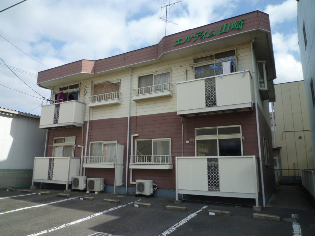 エルディム山崎の駐車場