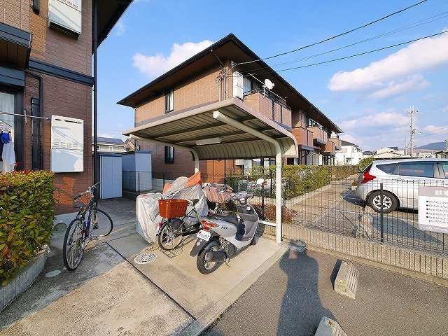セジュールこもがわのその他共用部分|屋根付きの駐輪場です