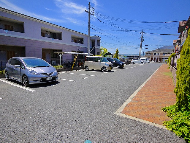 メゾンプレミール　B棟の駐車場|駐車場があるので、車を買う予定の方も安心です