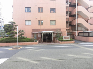 【エントランス】 | JR京浜東北線「蒲田」駅徒歩7分、東急池上線「蓮沼」駅徒歩3分。
