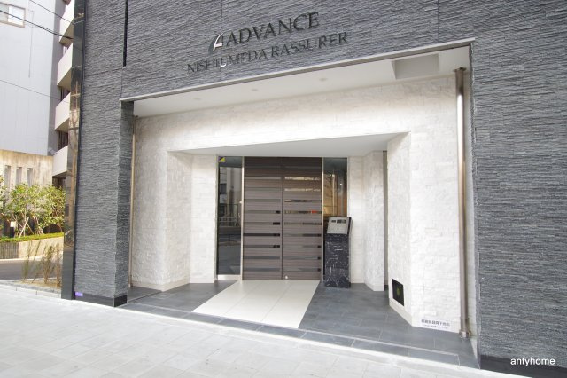 アドバンス西梅田ラシュレ　仲介手数料無料のエントランス
