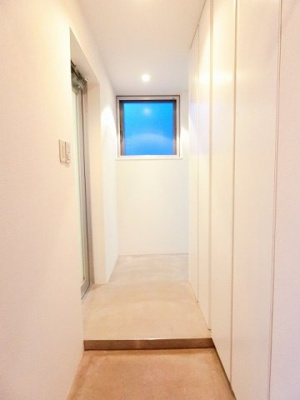【展望】 | S･BLANC/エスブラン | 玄関から室内への景観です♪左手にトイレと洗面所、右手に洋室16.8帖のお部屋があります！