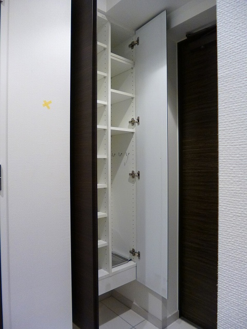 メトロステージ上野の玄関|玄関両側にトールタイプのシューズＢＯＸです
