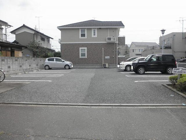 エレガンテ・カーサの駐車場