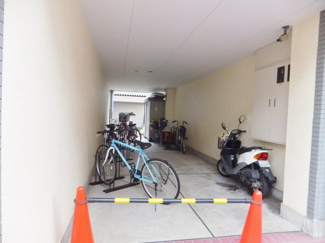 【その他共用部分】 | 屋内駐輪場があるので雨が降っても大切な自転車が濡れません☆駅まで自転車もオススメです♪