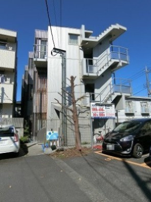 【外観】 | le chat/ルシャ | 小田急線「向ヶ丘遊園」駅より徒歩6分♪2沿線利用可能な「登戸」駅からも徒歩8分♪3階建てのデザイナーズマンションです☆