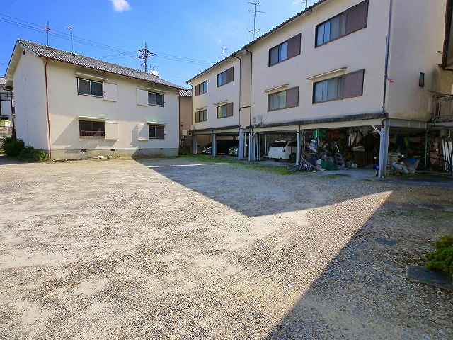 清水ハイツの駐車場
