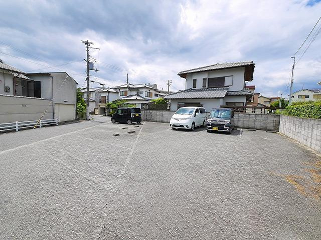 タウニィ箕山の駐車場|駐車スペースもあります
