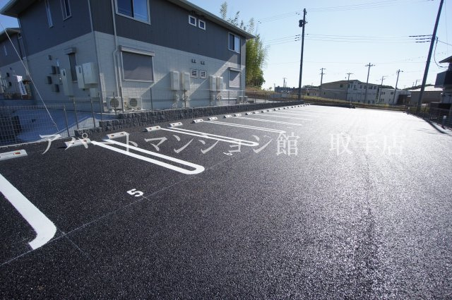 コーポファミーユMの駐車場