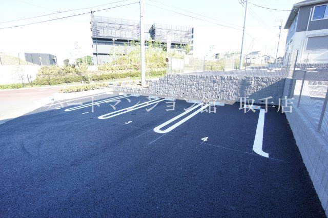 コーポファミーユMの駐車場