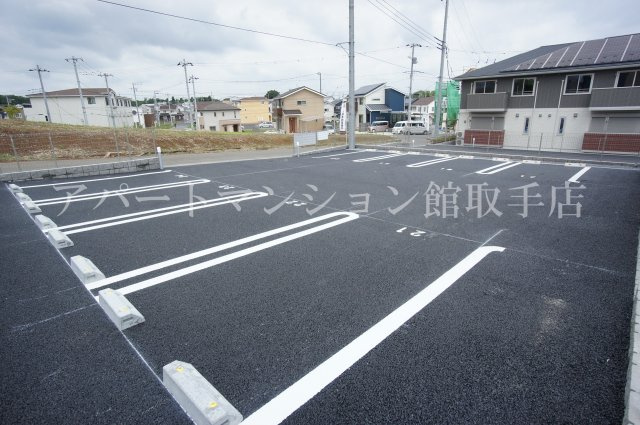 コーポファミーユNの駐車場