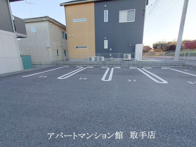 コーポファミーユＯの駐車場
