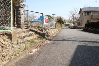 【前面道路含む現地写真】 | 大津市南小松1594-258　中古戸建 | 現在敷地と道路い段差があります。工事で駐車スペースに変更可能。