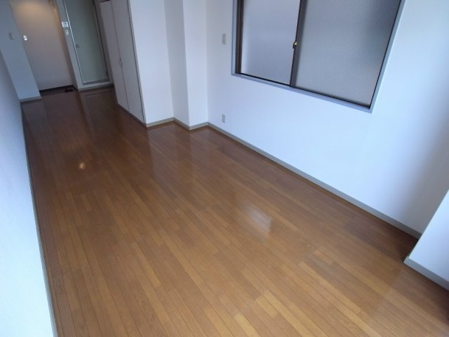 兼山マンションの洋室