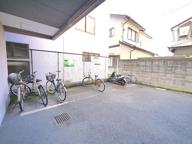 プラムキャッスルS-1のその他共用部分|広々とした駐輪場です