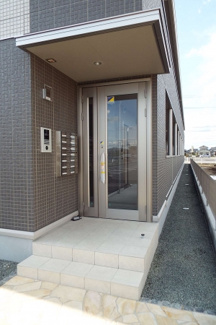 【エントランス】 | Ｄ－ｒｏｏｍ平成大学 | 落ち着いたエントランスです