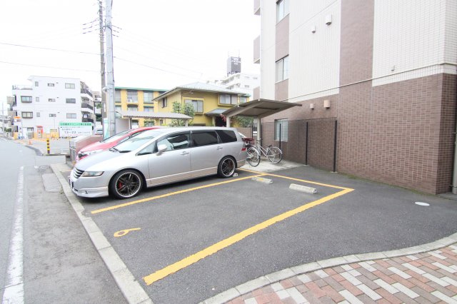 メゾン・ドゥ・ファミーユの駐車場