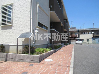 【エントランス】 | ラ・ルーチェM（若江岩田賃貸） | 敷地内です