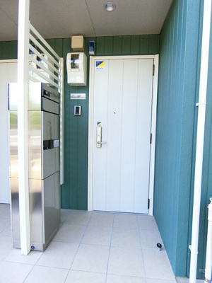 【その他共用部分】 | シティハイム | 玄関前には宅配BOXがあるので荷物の受け取りもスムーズに☆再配達の手間がかからないのが魅力♪