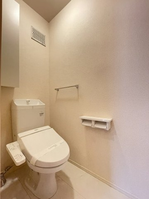 【トイレ】 | シティハイム | トイレは温水洗浄便座付き♪人気のバストイレ別です♪小物を置ける便利な棚やタオルハンガーも付いています♪