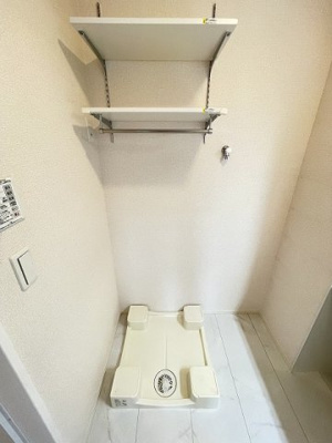 【設備】 | シティハイム | 洗面所内、洗髪洗面化粧台横にある室内洗濯機置き場です♪防水パンが付いているので万が一の漏水にも安心です！上部には便利な収納棚付き♪