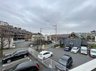 【展望】 | バルコニーからの眺望です♪目の前は駐車場になっていて視界を遮る建物がありません☆