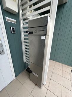 【エントランス】 | 玄関前には宅配BOXがあるので荷物の受け取りもスムーズに♪再配達の手間がかからないのが魅力♪