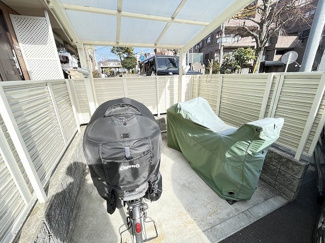 【その他共用部分】 | 屋根付きの駐輪場で雨が降っても大切な自転車が濡れなくてすみますね♪駅まで自転車もおすすめです！