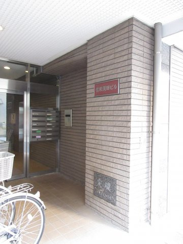 信栄須田ビルのエントランス