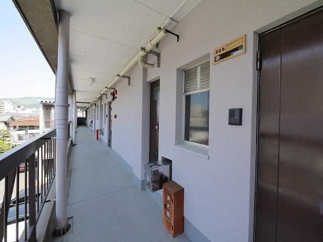 西栄マンションのその他共用部分|明るい共用廊下。