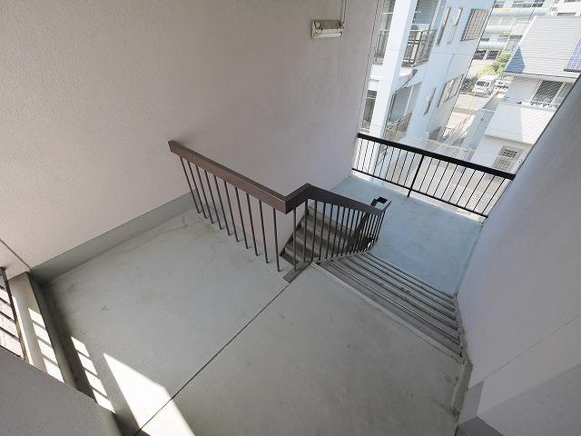 西栄マンションのその他共用部分|ゆったりとした共用階段。