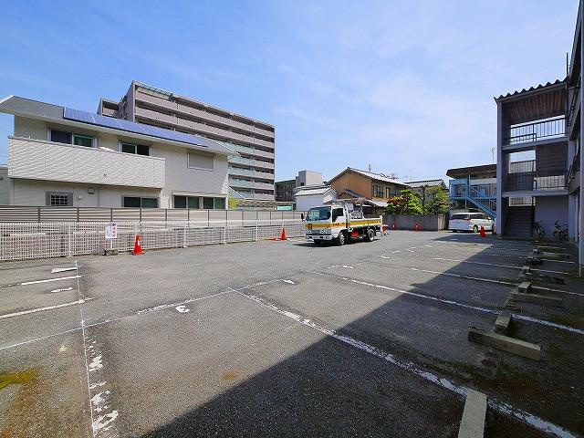 西栄マンションの駐車場|車をお持ちの方に嬉しい駐車場付きの物件です