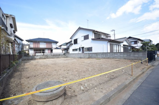 【前面道路含む現地写真】 | 土地面積は約33坪で整形地。前面は南道路６ｍ。茅ヶ崎駅まで徒歩17分。元ＴＢＳ分譲地内で、通勤通学路は人通りの多いところを通れるので安心です☆