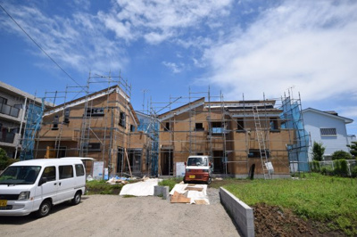 【前面道路含む現地写真】 | MLH石川４丁目５棟-NO.1新価格【条件無売地（土地）】 | 後ろの建売区画も無事上棟しました。
