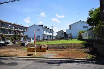 【前面道路含む現地写真】 | MLH石川４丁目５棟-NO.5【条件付売地（土地）】 | 湘南台駅までバス１２分の分譲地☆徒歩圏内には東急ストアもあるので楽々買い物生活です☆藤沢市で土地や新築戸建をお探しなら、一度ご見学ください☆お子様にもとても良い環境です☆