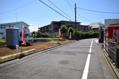 【外観】 | MLH石川４丁目５棟-NO.5【条件付売地（土地）】 | 前面道路は公道で６ｍありますから駐車もしやすく開放感もＧＯＯＤ☆そして道路との高低差があることで、プラシバシーが守られるプランニングができるんです☆藤沢市で自由設計の家を建てるなら要チェックです☆
