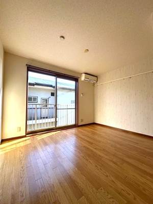 【洋室】 | コンフォールオリモ | 南東向き洋室6.5帖☆バルコニーに繋がるお部屋です！エアコン付きで1年中快適♪壁にはピクチャーレールがあり、絵などを飾れます◎ウォークインクローゼットも完備◎