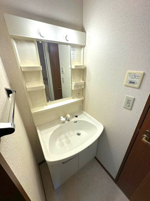 【洗面所】 | コンフォールオリモ | 洗髪洗面化粧台で忙しい朝にも寝癖の付いた頭にも優しい☆お化粧するときにも大活躍です♪