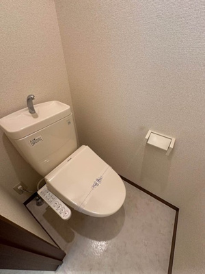 【トイレ】 | コンフォールオリモ | トイレは温水洗浄便座付き♪人気のバストイレ別です♪上部にはトイレットペーパーなどの小物を置ける棚付きです☆