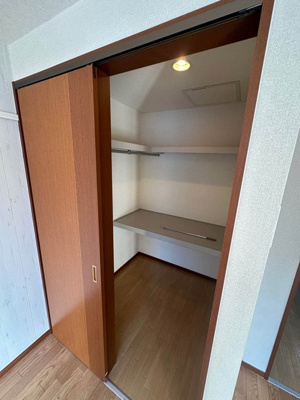 【収納】 | コンフォールオリモ | 洋室6.5帖のお部屋にあるウォークインクローゼットです♪たっぷり収納できてお洋服や荷物が多くてもお部屋すっきり☆