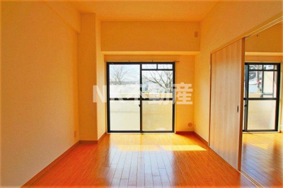 【居間・リビング】 | メゾンプランシェール | こちらのリビングで趣味の時間をお楽しみください