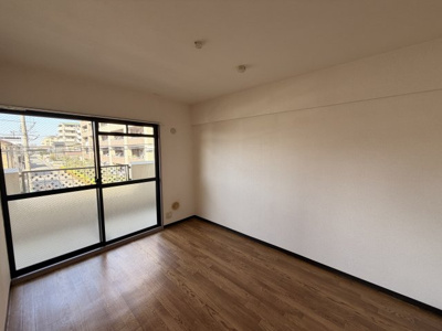 【洋室】 | シェリール北原台 | こちらバルコニー側洋室5帖になります