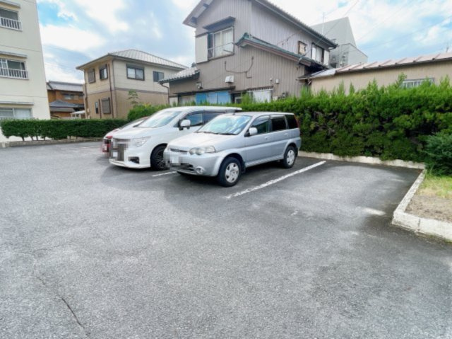 シャトー清城の駐車場