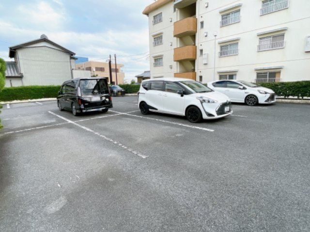 シャトー清城の駐車場