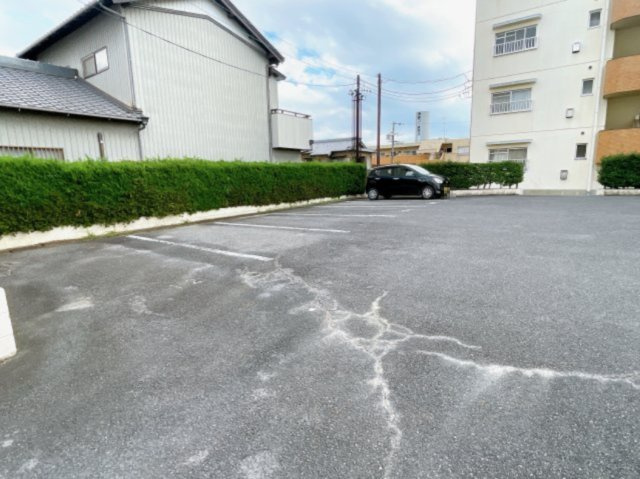 シャトー清城の駐車場