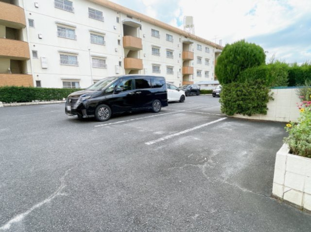 シャトー清城の駐車場