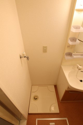 【設備】 | グリーンコート初芝C | 室内洗濯置場