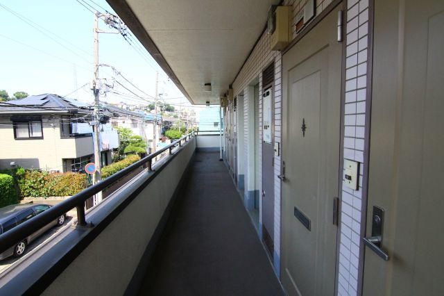 オーシャンハイツのエントランス|別部屋の参考写真です