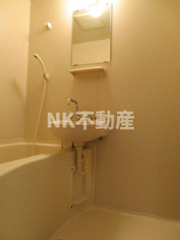 【浴室】 | ルビダクォ荒本（荒本賃貸） | お風呂に鏡があります。